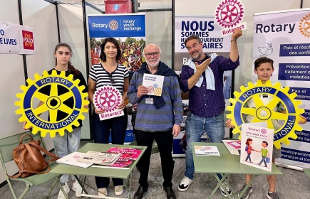 En famille sur le stand de la Foire de Bordeaux : "l'Avenir du Rotary" !!!